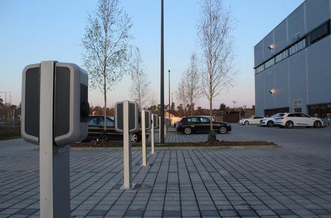 LADEINFRASTRUKTUR FÜR DIE VERKEHRSWENDE: AKASOL AG NIMMT AM NEUEN HEADQUARTER IN DARMSTADT 60 LADESÄULEN FÜR ELEKTROAUTOS IN BETRIEB